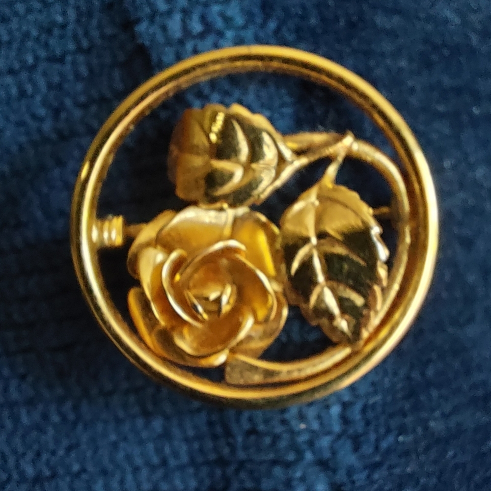 Goldtone Rose Round 3-D Brooch
